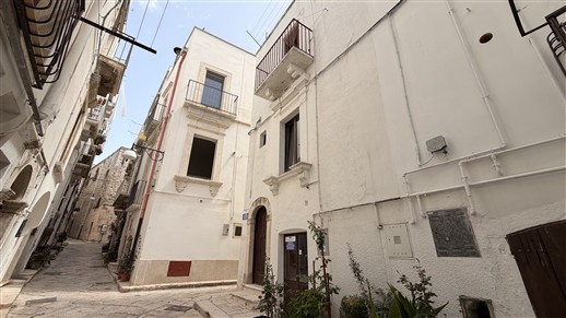 Casa Indipendente Di 2 Vani Oltre Locale Al Piano Terra.